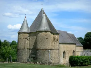 Ardennen Thiérache - Befestigte Kirche von Servion (Wehrkirche Saint-Etienne in der Gemeinde Rouvroy-sur-Audry), versehen mit zwei Ecktürmen, bergend ein Kulturzentrum; im Regionalen Naturpark der Ardennen