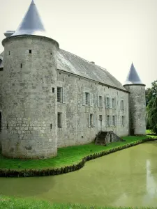 Ardennen Thiérache - Schloss Cour des Prés (befestigtes Haus) und seine Wassergräben, in Rumigny, im Regionalen Naturpark der Ardennen