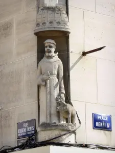 Argentan - Statua di Sant'Antonio (patrono dei macellai), con il suo maiale in un angolo del Eugene Denis e Place Henri IV