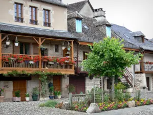 Argentat - Houses with wooden balconies and flower bed