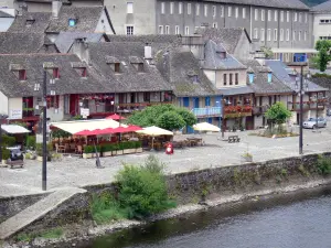 Argentat - Facades of houses overlooking the dock and the Dordogne Lestourgie