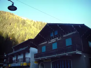 Argentière - Lampadaire, maisons du village (station de ski) dont un chalet et forêt