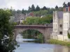 Argenton-sur-Creuse - Brug over de rivier de Creuse, bomen en huizen langs het water in de vallei van de Creuse