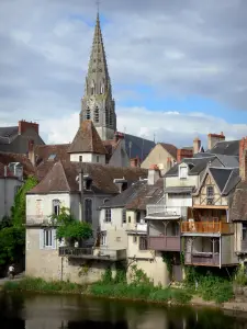 Argenton-sur-Creuse - Bell tower of the Saint-Sauveur church, houses and river Creuse
