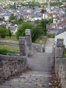 Argenton-sur-Creuse - Stairs below the terrace of the Bonne-Dame chapel with a view of the bell tower of the Saint-Sauveur church and the houses of the old town