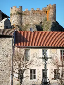 Arlempdes - Kruis, gevels van huizen in het dorp en middeleeuws kasteel met uitzicht op het geheel