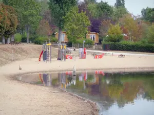 Arnay-le-Duc - Fouché pond leisure center: beach and playground for children in a wooded setting