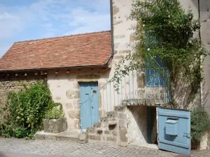 Arnay-le-Duc - Stenen huis met blauwe deuren