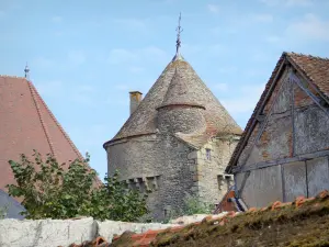 Arnay-le-Duc - La Motte-Forte-toren, overblijfsel van een oud middeleeuws versterkt kasteel