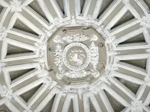 Arnay-le-Duc - Binnen in de kerk Saint-Laurent: renaissanceplafond van de kapel Saint-Joseph