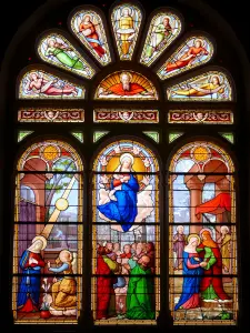 Arnay-le-Duc - Binnen in de kerk Saint-Laurent: glasraam