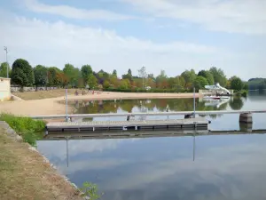 Arnay-le-Duc - Fouché pond leisure center in a green setting