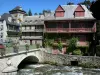 Arreau - Brücke überspannend den Fluss und Dorfhäuser am Wasserrand; in der Bigorre