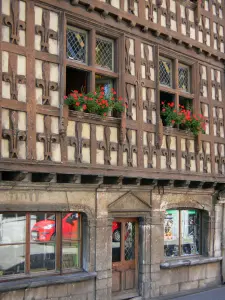 Arreau - Maison des Lys gothique à encorbellement et colombages sculptés de fleurs de lys ; dans la Bigorre