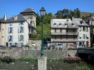 Arreau - Tour du château Ségure, lampadaire et maisons du village au bord de la rivière ; dans la Bigorre