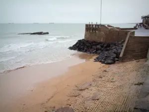 Arromanches-les-Bains - Plage, promenade avec son point de vue sur la mer (la Manche) et les vestiges du port artificiel