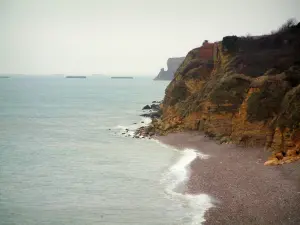 Arromanches-les-Bains - Strand, Steilküsten, Felsen, Meer (der Ärmelkanal) und Überreste des künstlichen Hafens