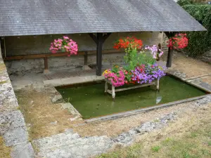 Arthel - Waschhaus geschmückt mit Blumen