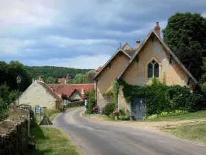 Arthel - Dorfstrasse gesäumt von Häusern