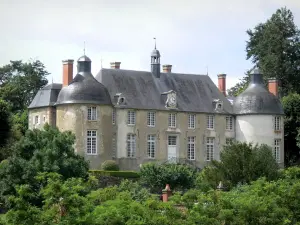 Arthel - Schloss Apremont umgeben von Grün