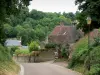 Arthel - Abschüssige Strasse, mit Blumen geschmückte Häuser, Strassenlaterne und Bäume