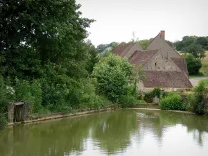 Arthel - Haus und Bäume am Wasserrand