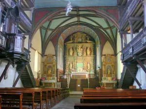 Ascain - Binnen in de kerk van Onze Lieve Vrouw van de Assumptie altaarstuk koor en houten galerijen