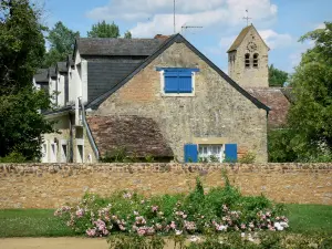 Asnières-sur-Vègre - Facade of a house with blue shutters and bell tower of the Saint-Hilaire church