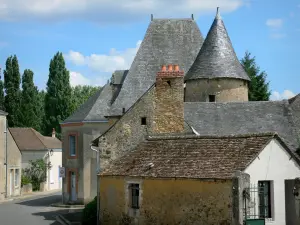 Asnières-sur-Vègre - Häuserfassaden des mittelalterlichen Ortes