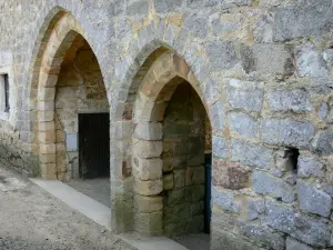 Asnières-sur-Vègre - Porch of the Cour manor said the Temple