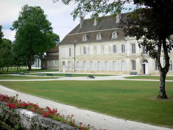 Auberive - Bâtiments conventuels et parc de l'ancienne abbaye cistercienne d'Auberive (centre culturel)