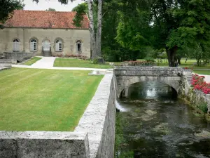 Auberive - Kleine brug over de rivier de Aube en het park van het voormalige cisterciënzer abdij van Auberive