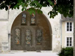 Auberive - Ancienne abbaye cistercienne d'Auberive : vitraux contemporains des baies du choeur de l'église abbatiale