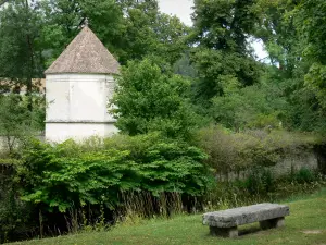 Auberive - Colombier (de plan octogonal) de l'ancienne abbaye d'Auberive, banc au bord de la rivière Aube, et verdure