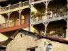 Aubeterre-sur-Dronne - Maisons, balcons de bois ornés de fleurs