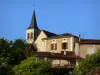 Aubeterresur-Dronne - Kirchturm der Kirche Saint-Jacques und Häuser des Dorfes