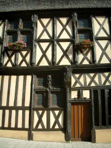 Aubigny-sur-Nère - Antigua casa de entramado de madera tallada, con ventanas