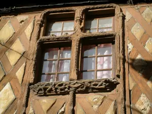 Aubigny-sur-Nère - Façade d'une maison ancienne à pans de bois avec fenêtre sculptée