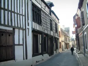 Aubigny-sur-Nère - Ruelle avec maisons anciennes à colombages