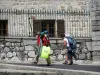 Aubrac Lozérien - Randonneurs dans le bourg de Nasbinals