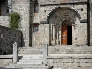 Aubrac Lozérien - Portail de l'église romane Sainte-Marie de Nasbinals
