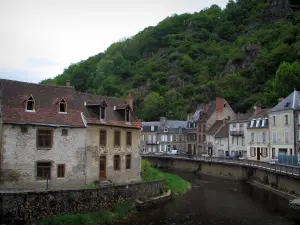 Aubusson - Rivière (la Creuse) et maisons de la ville