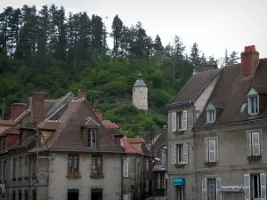 Aubusson - Clock Tower (ex torre di avvistamento), alberi e case in città