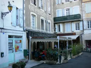 Auch - Cafe terras en gevels van huizen in de oude stad