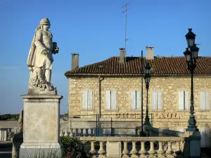 Auch - Statua del fattore di Etigny, i lampioni e la facciata di casa