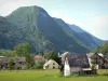 Aulus les Bains - Montanhas de Couserans com vista para as casas da aldeia (spa); no Parque Natural Regional dos Pirenéus de Ariège, no Vale do Garbet