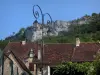 Autoire - Farola, casas, árboles y acantilados (pared de roca), en el Quercy