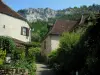 Autoire - Las casas en el pueblo, con vistas de los acantilados, en Quercy