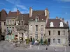 Autun - Fontaine Saint-Lazare, een cafe terras en huizen in de oude stad