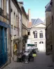 Autun - Ruelle pavée, terrasse de restaurant et maisons de la vieille ville